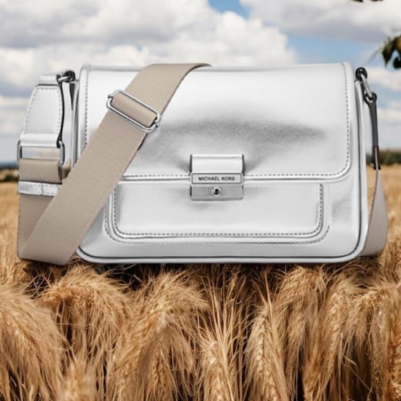 Michael Kors NWT
Bradshaw Medium Silver Metallic
Messenger Bag 🩶 - Picture 14 of 14